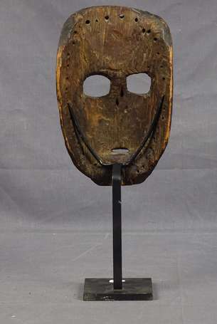 Très ancien masque de coureur en bois dur, aux 