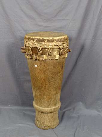 Ancien long tambour vertical en bois cuir et 