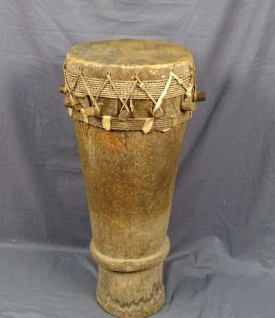 Ancien long tambour vertical en bois cuir et 