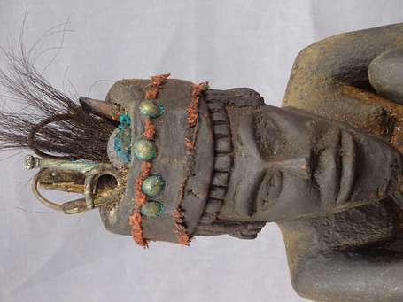 Ancienne sculpture en bois recouverte d'une 