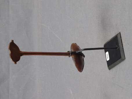 Ancienne cuillère à motif de lèvres en bois dur à 