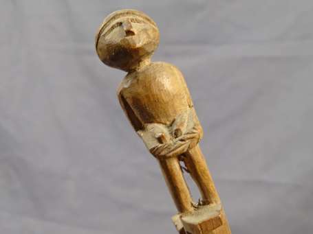Ancienne petite cuillère en bois dur sculptée d'un