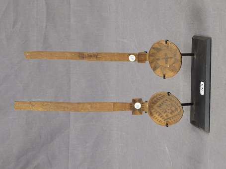 Une paire d'anciennes cuillères en bois dur à fins