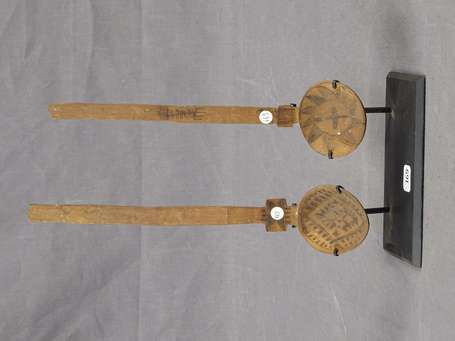 Une paire d'anciennes cuillères en bois dur à fins