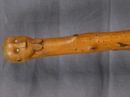 Ancienne canne de dignitaire en bois dur sculpté 