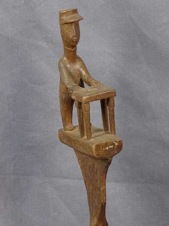 Ancienne pagaie rituelle en bois dur sculpté d'un 