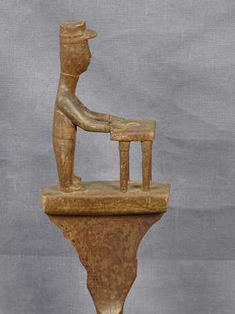 Ancienne pagaie rituelle en bois dur sculpté d'un 