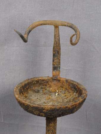 Ancienne lampe rituelle en fer forgé à une 