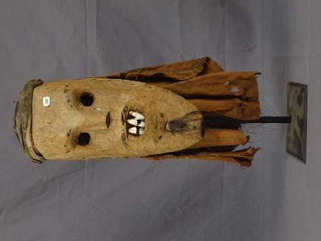 Très rare et très ancien masque de danse en bois, 