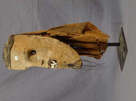 Très rare et très ancien masque de danse en bois, 
