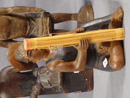 Ancien groupe de musiciens ambulants en bois lourd