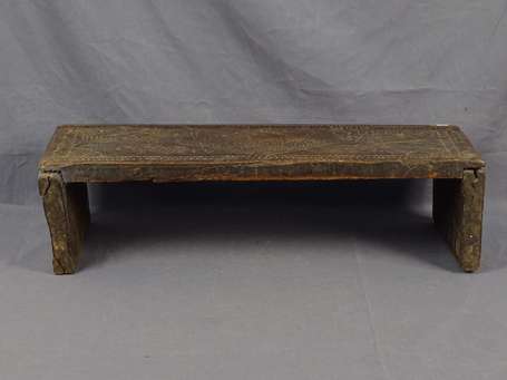 Très ancien et rare banc en bois dur, qui a la 