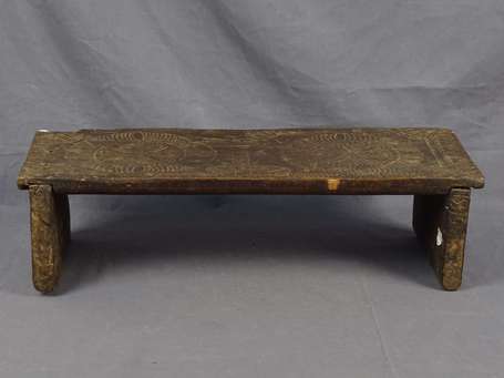 Ancien banc en bois dur décoré de motifs 