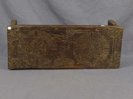 Ancien banc en bois dur décoré de motifs 