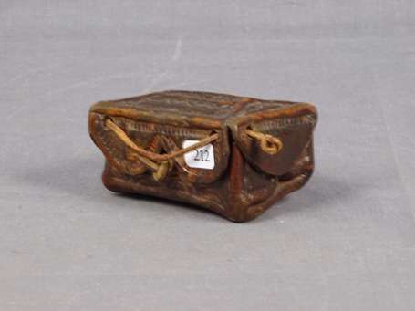 Ancienne boîte à trésor en cuir repoussé en forme 