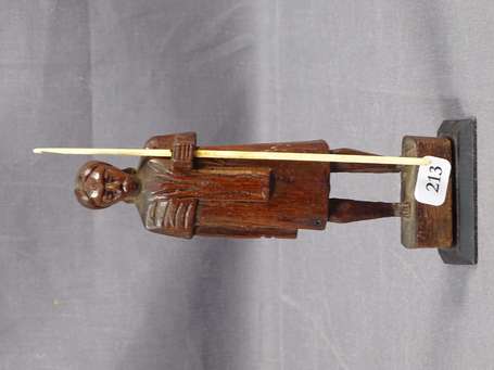 Ancienne statuette en bois dur représentant un 