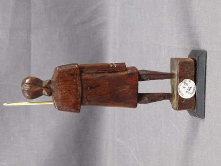 Ancienne statuette en bois dur représentant un 