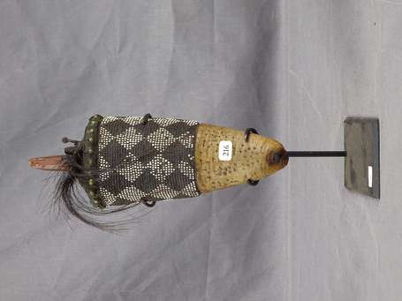 Ancienne corne de féticheur 'Mohara' décorée d'une