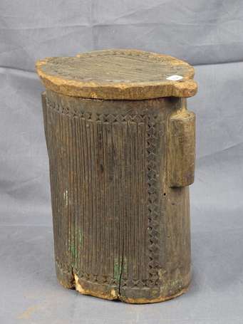 Grande et ancienne boîte à miel en bois dur décoré