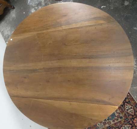 Table à volets en bois fruitier, elle repose par 
