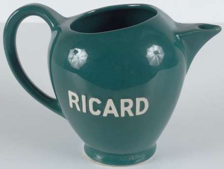 RICARD : Pichet en faience verte, moule 830, 