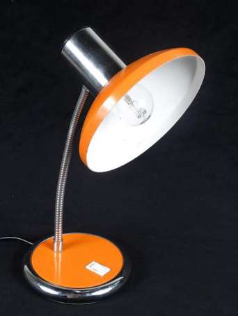 Lampe en métal chromé et laqué orange. Travail des