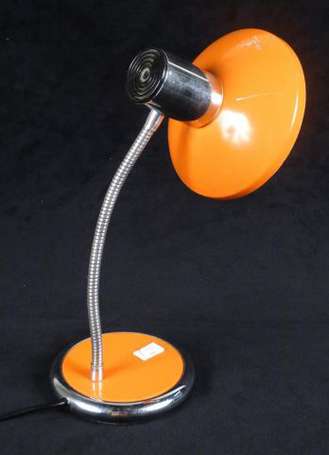 Lampe en métal chromé et laqué orange. Travail des