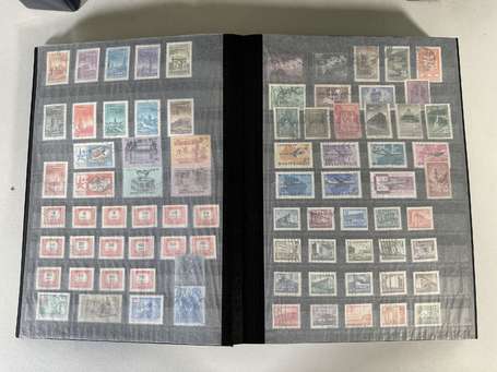 Dans 1 grand carton, lot de 11 albums de timbres 