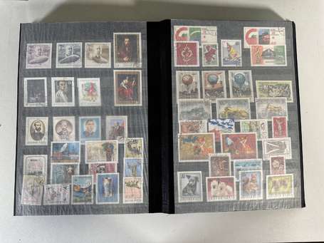 Dans 1 grand carton, lot de 11 albums de timbres 