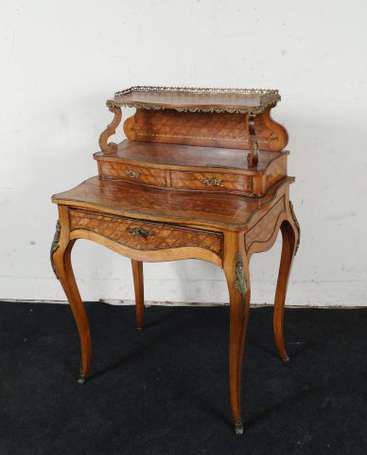 Petit bureau à gradins en bois de placage à motifs