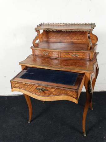 Petit bureau à gradins en bois de placage à motifs