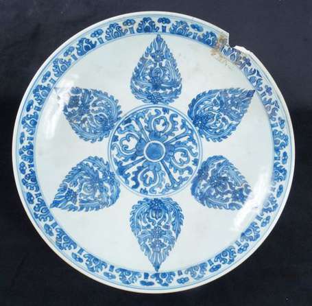 Plat creux en porcelaine à décor bleu et blanc 