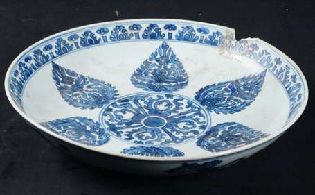 Plat creux en porcelaine à décor bleu et blanc 