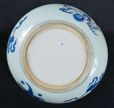 Plat creux en porcelaine à décor bleu et blanc 