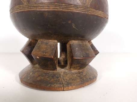 Ancien pot à karité en bois dur, sans couvercle. 