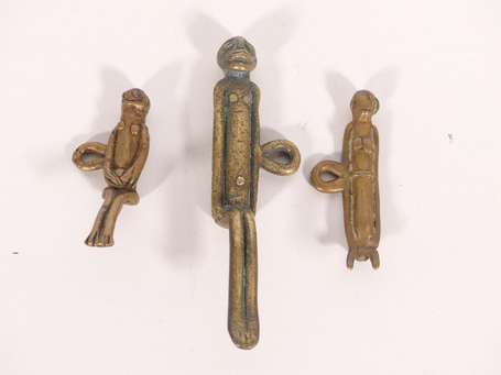 Trois anciens pendentifs en bronze à fonte à cire 