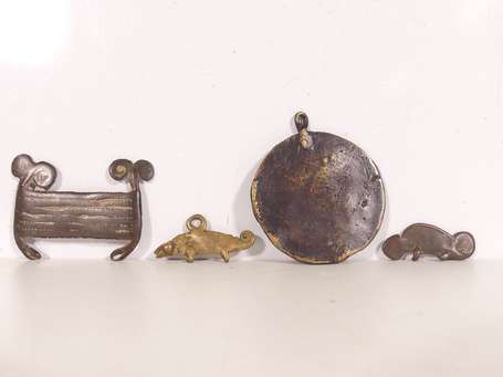 Quatre anciens pendentifs en bronze à fonte à cire