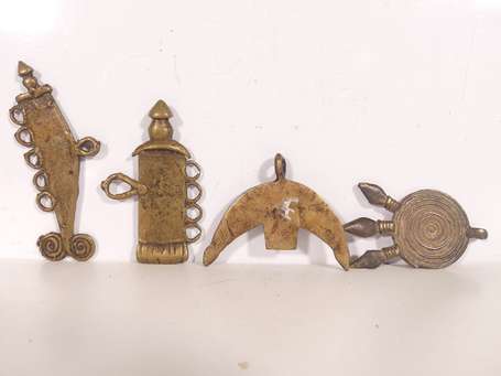 Quatre anciens pendentifs en bronze à fonte à cire