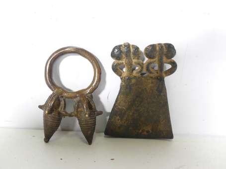 Une bague et un pendentif en bronze à fonte à cire