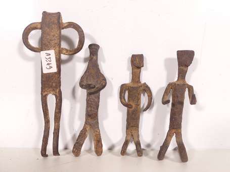 Quatre anciens personnages à genoux en fer natif. 
