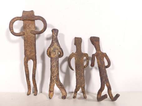 Quatre anciens personnages à genoux en fer natif. 