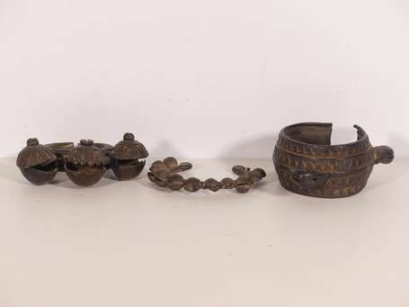 Trois anciens bracelets à grelots en bronze, fonte