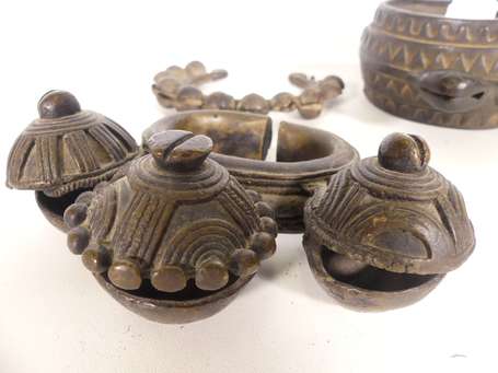Trois anciens bracelets à grelots en bronze, fonte