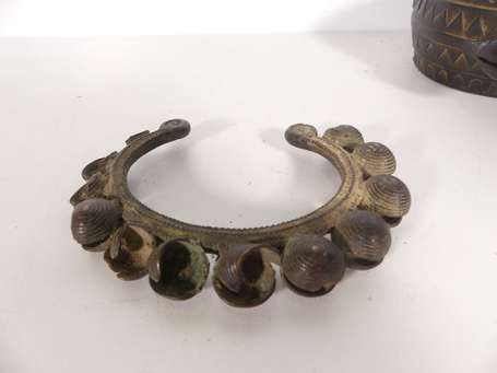 Trois anciens bracelets à grelots en bronze, fonte