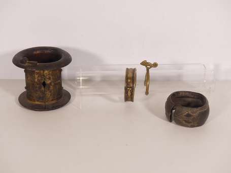 Quatre anciens bracelets en bronze, technique de 