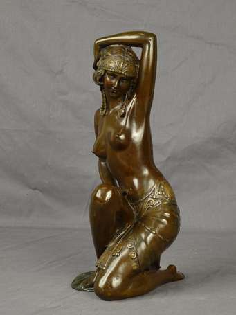 Danseuse orientale, sujet en bronze à patine brune