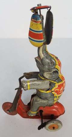 Elephant sur tricycle , jouet de fabrication 