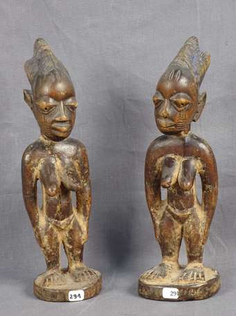 Ancien couple de jumelles Ibedji en bois dur à 