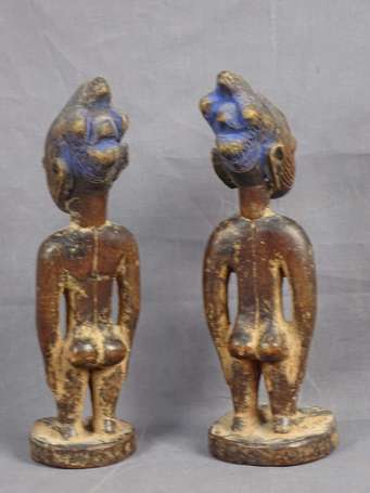 Ancien couple de jumelles Ibedji en bois dur à 