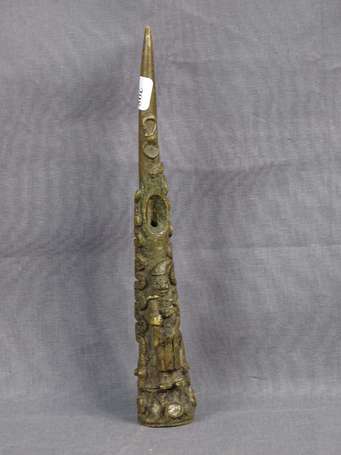 Petite pipe en bronze décorée d'un prêtre et d'un 